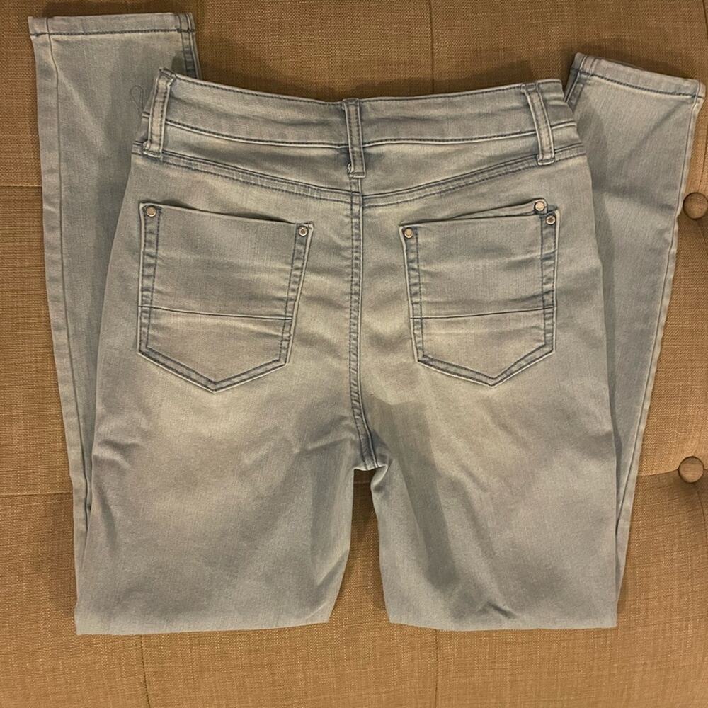 Tinseltown light denim skinny jean. Size 3